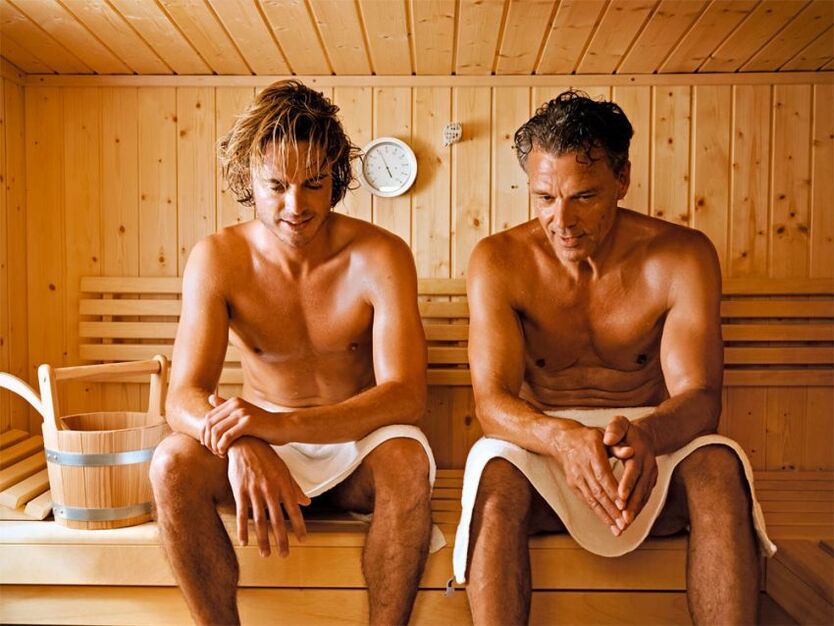Les hommes vont au sauna pour soigner la prostatite